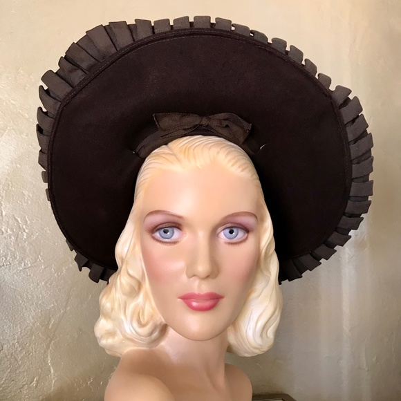 OUTSTANDING 1930s BROWN FELT HALO WIDE BRIM HAT WITH PLEATED GROSGRAIN EDGING